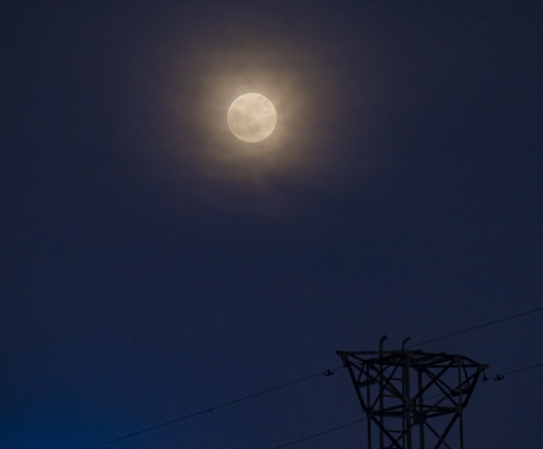 Ένα εκπληκτικό supermoon εμφανίστηκε πάνω από το yongcheng
