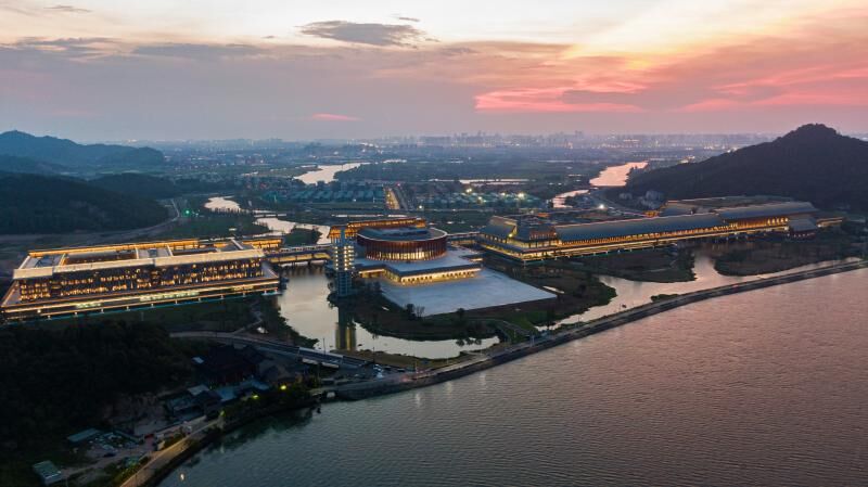 Το Διεθνές Συνεδριακό Κέντρο Ningbo ανάβει